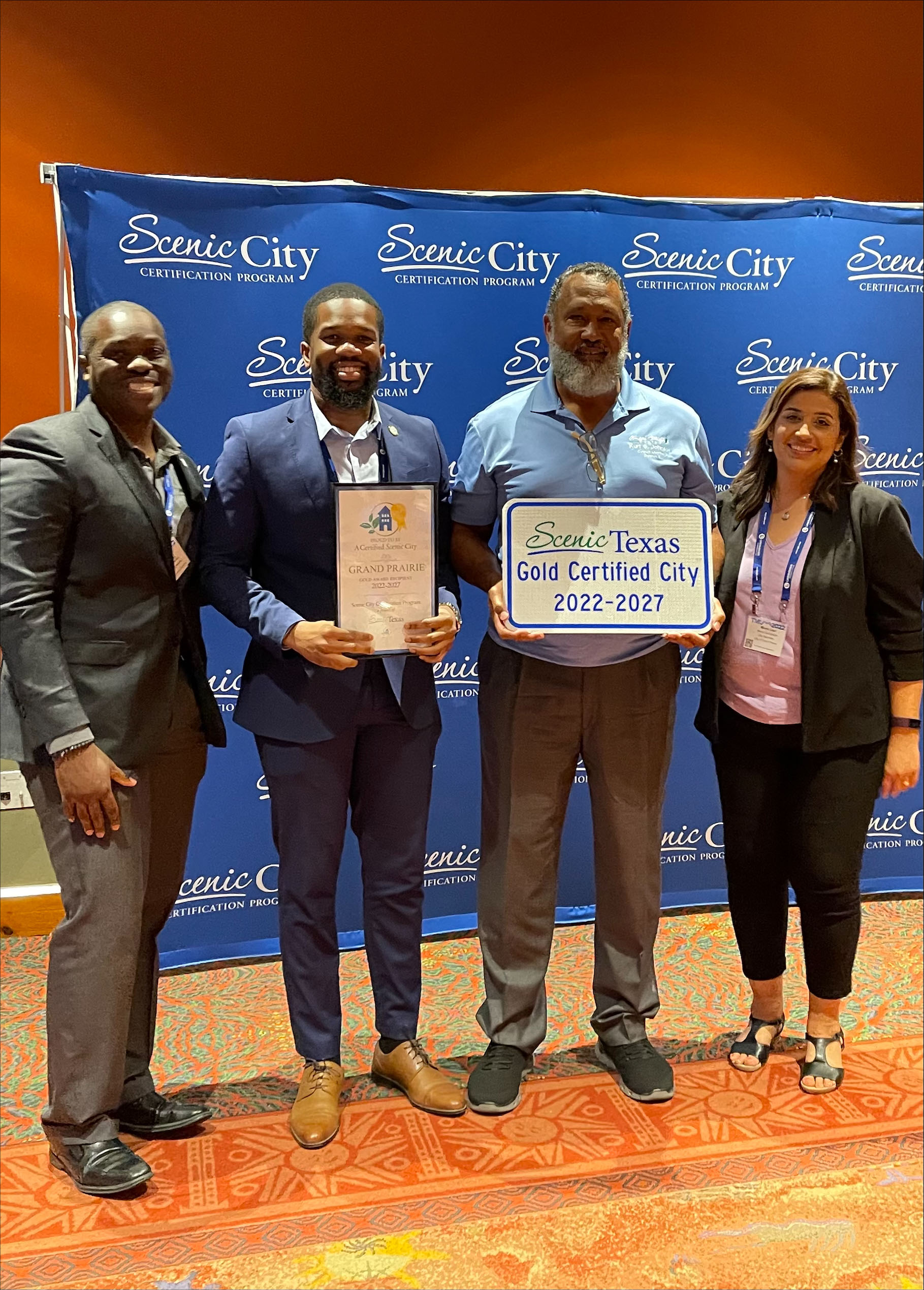 People accepting the Scenic City Designation for Grand Prairie